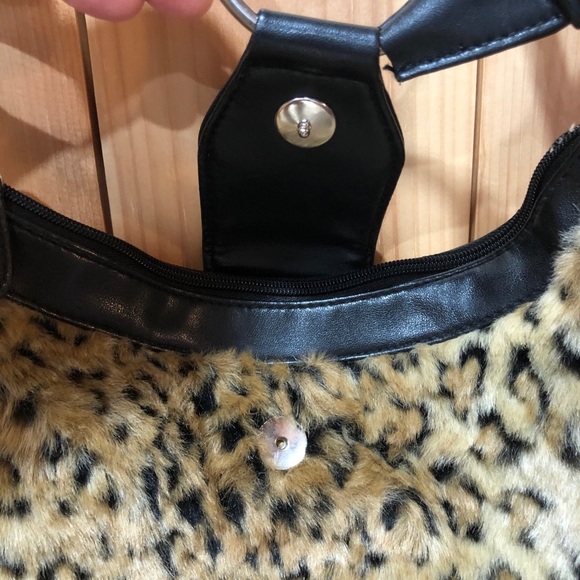 Chateau Women’s Leopard Print Purse. - Picture 6 of 12